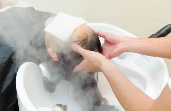 髪の傷みをケアするトリートメントの施術 | 鹿沼で美容室と言えば丁寧なhair Critto